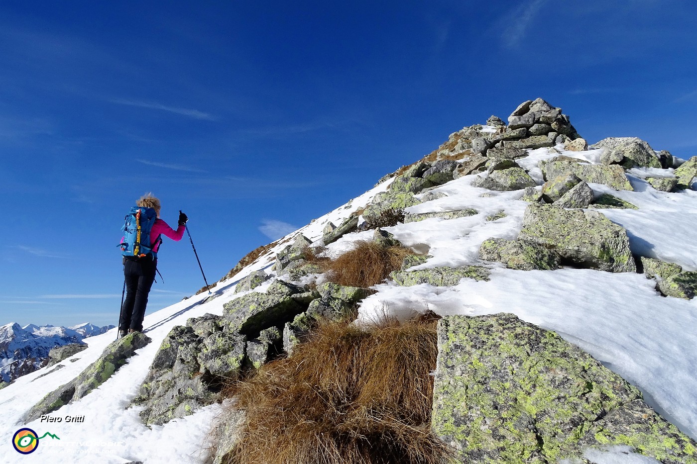 59 Sulla ripida dorsale innevata di salita al Valeginot.JPG -                                